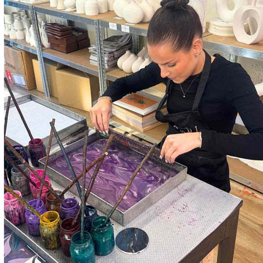 Keramiek ontwerpen met marmerkunst op water
