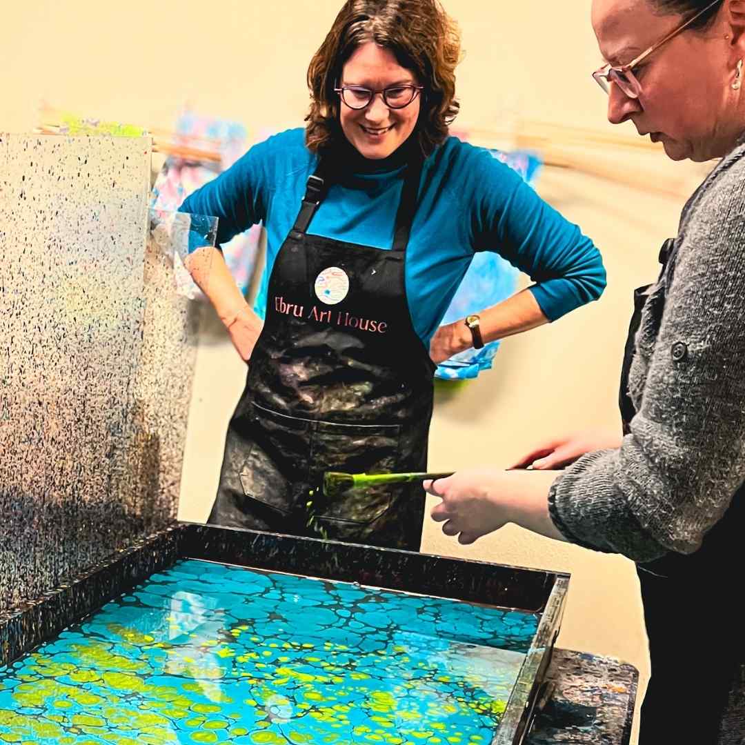 Deelnemers maken een zijden sjaal tijdens creatieve workshop in Lelystad